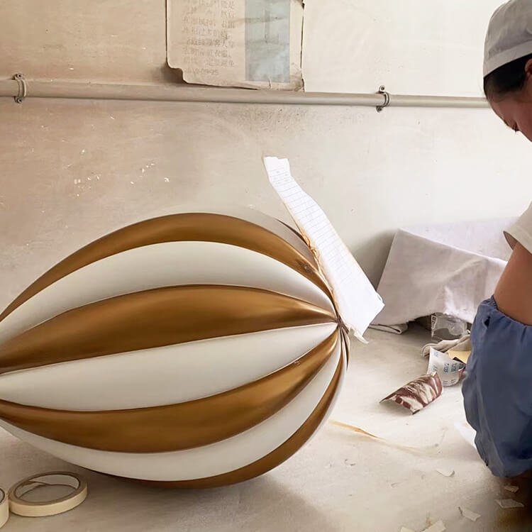 Production process of custom gold and white air balloon design